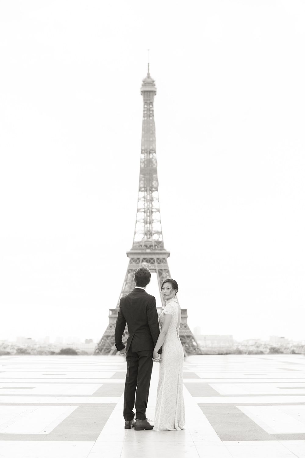 photo black and with in paris wth view on the eiffel tower with couple